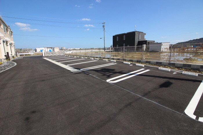 物件外観写真2　(駐車場)