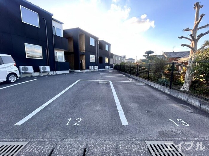 物件外観写真5　(駐車場)