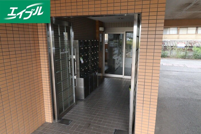 物件外観写真4　(エントランス部分)