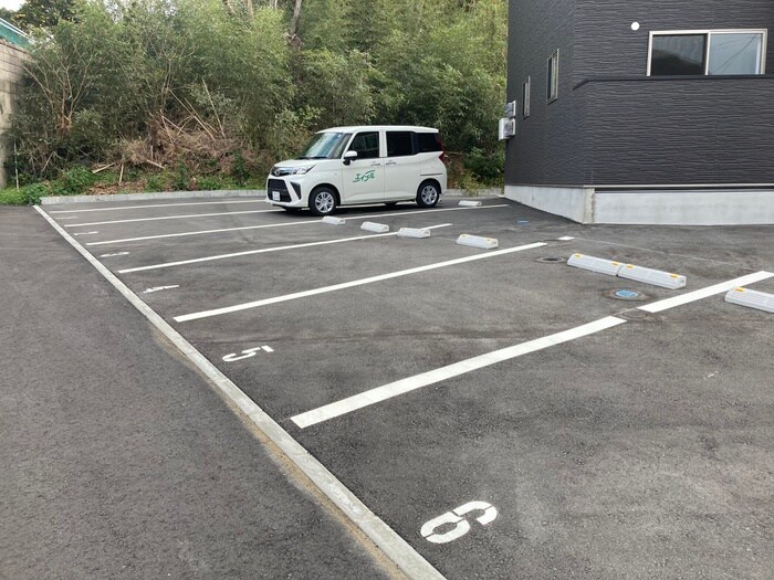 物件外観写真4　(駐車場)