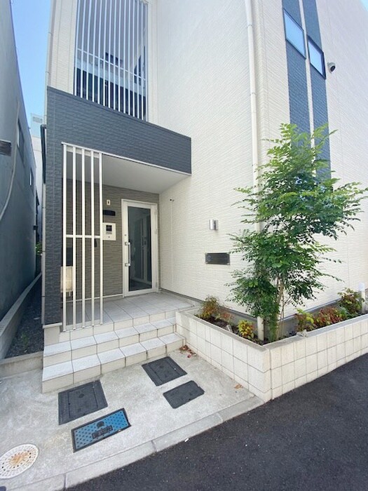 物件外観写真3　(エントランス部分)