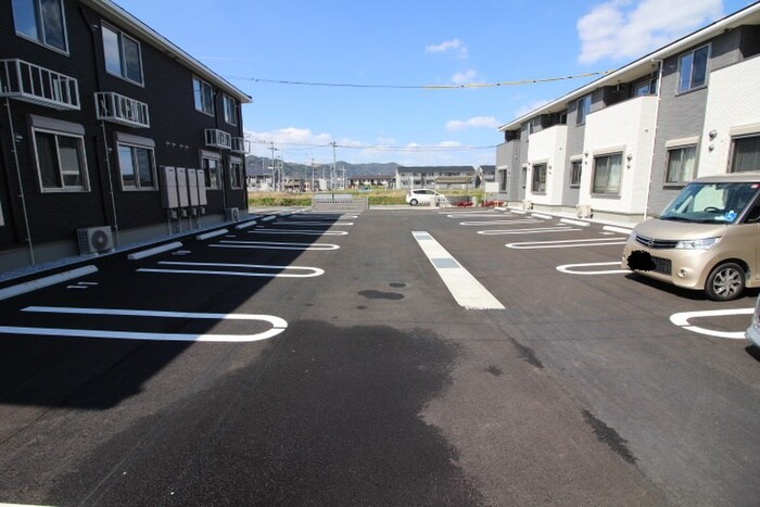物件外観写真2　(駐車場)