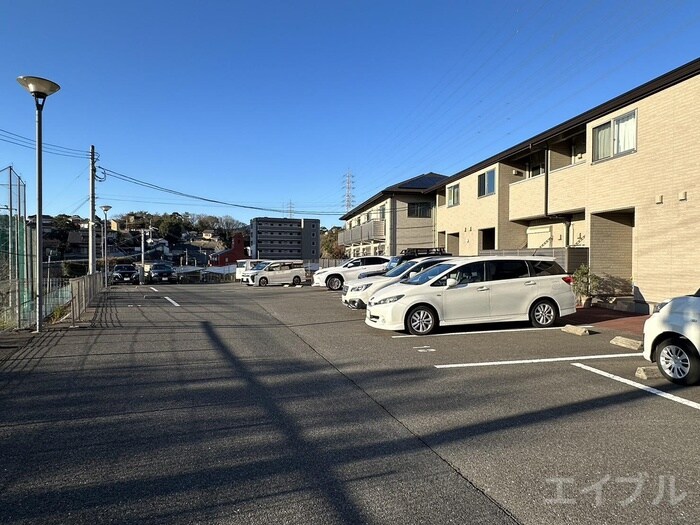 物件外観写真2　(駐車場)