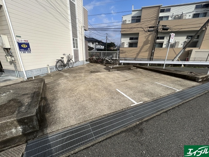 物件外観写真3　(駐車場)