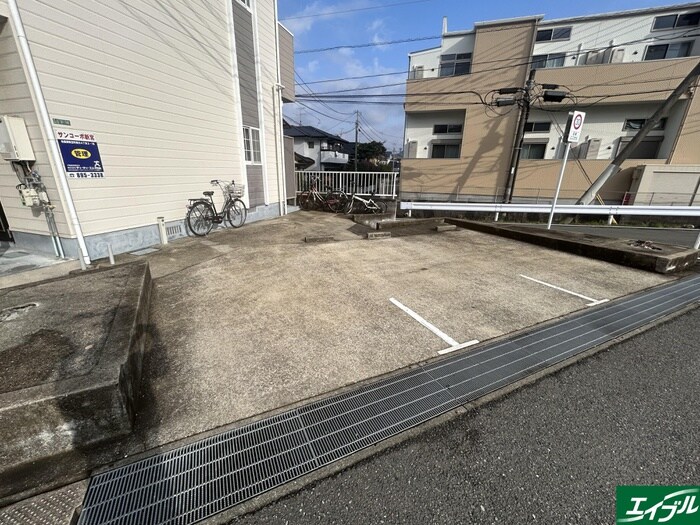物件外観写真3　(駐車場)