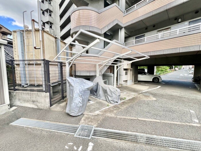 物件外観写真4　(バイク置き場)