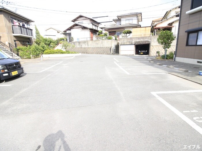 物件外観写真3　(駐車場)