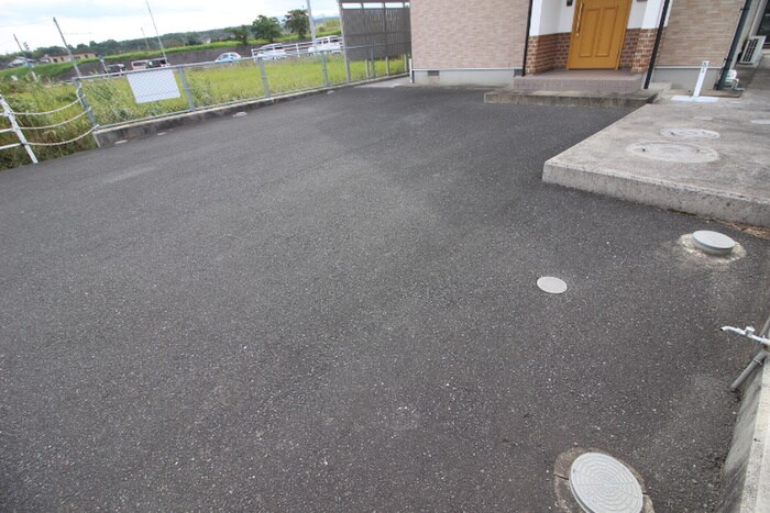 物件外観写真2　(駐車場)