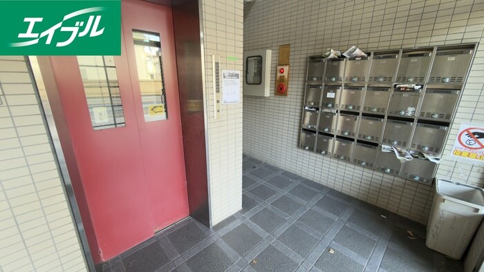 物件外観写真5　(エントランス部分)