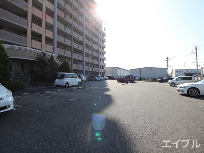 物件外観写真3　(駐車場)