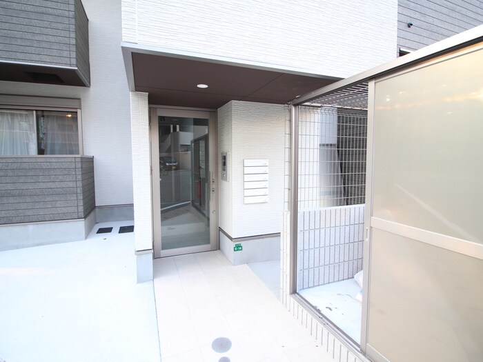 物件外観写真3　(エントランス部分)