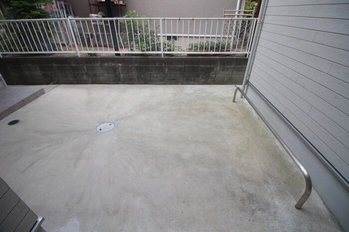 物件外観写真5　(バイク置き場)