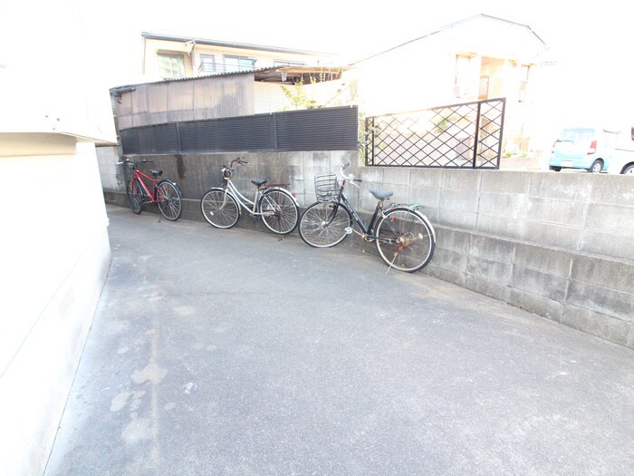 物件外観写真4　(駐輪場)