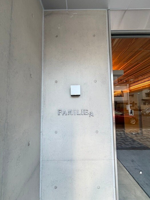 物件外観写真3　(エントランス部分)