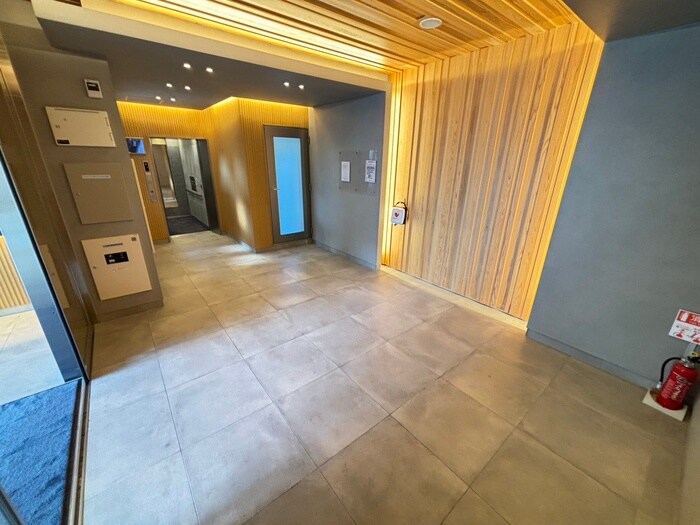 物件外観写真5　(エントランス部分)