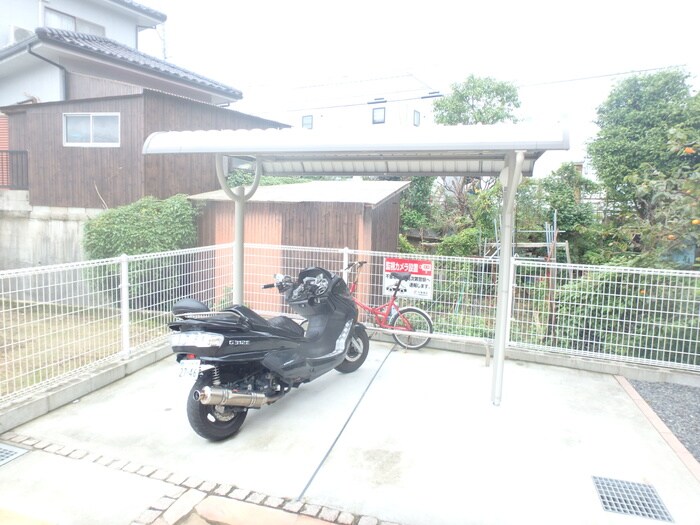 物件外観写真3　(駐輪場)