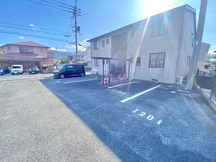 物件外観写真2　(駐車場)