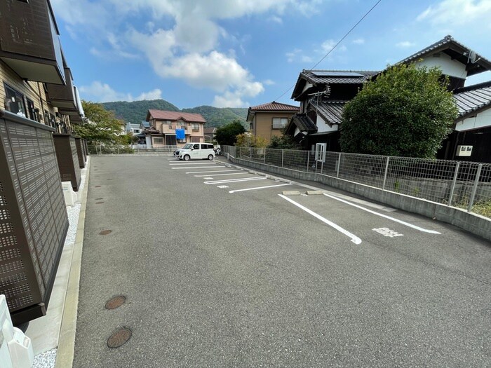 物件外観写真2　(駐車場)