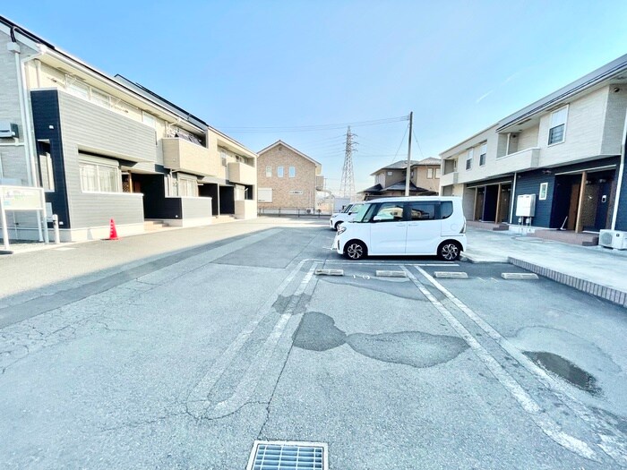 物件外観写真3　(駐車場)