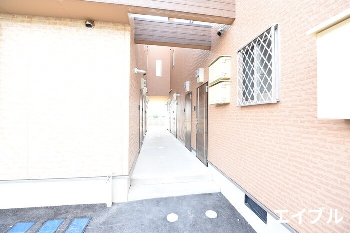 物件外観写真2　(エントランス部分)