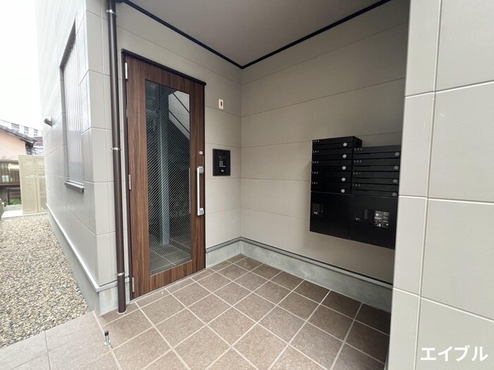 物件外観写真3　(エントランス部分)