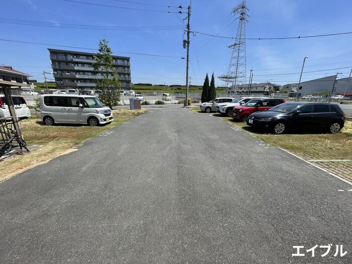 物件外観写真3　(駐車場)
