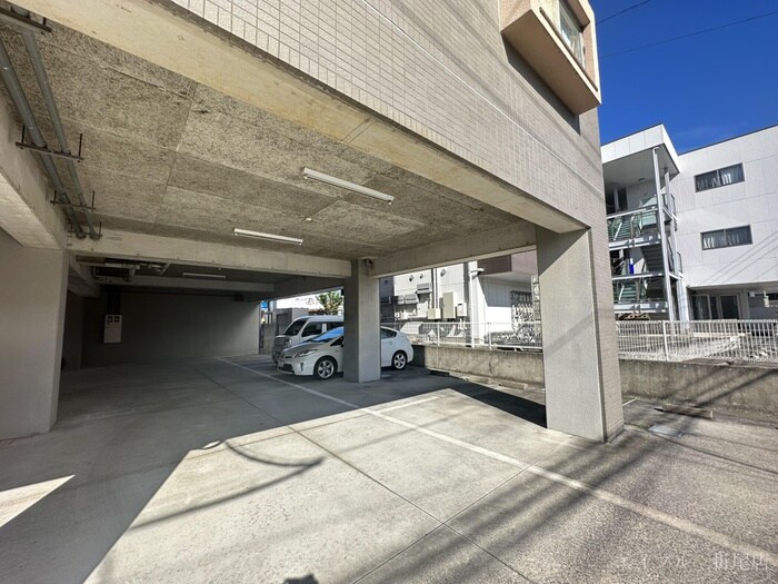 物件外観写真2　(駐車場)