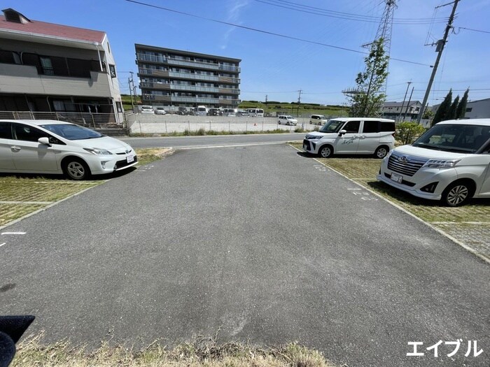 物件外観写真3　(駐車場)