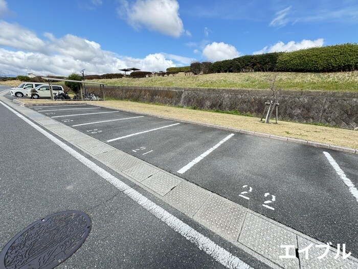物件外観写真2　(駐車場)