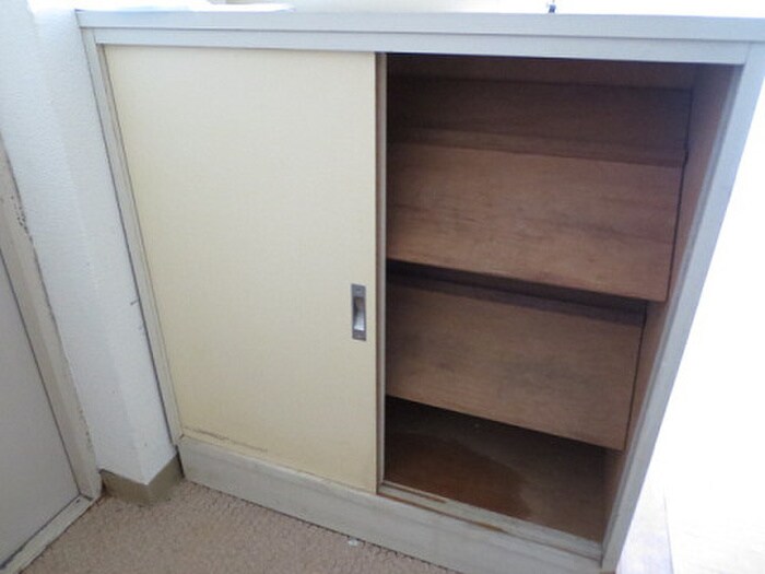 イ－グルビルの靴箱