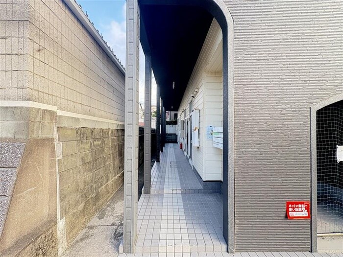 物件外観写真4　(エントランス部分)