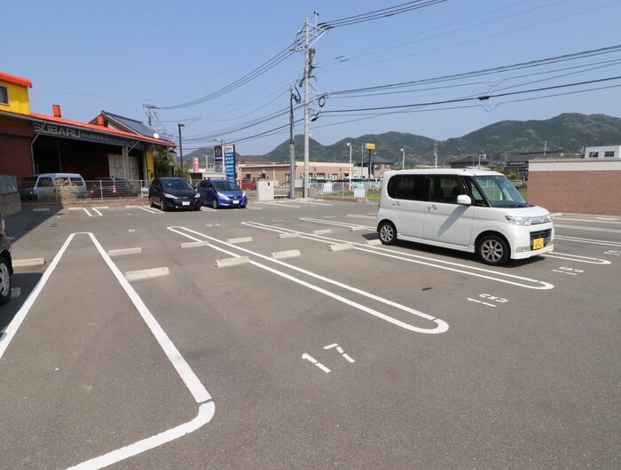 物件外観写真4　(駐車場)