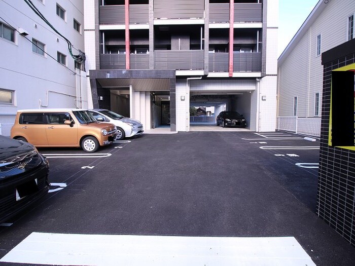 物件外観写真5　(駐車場)