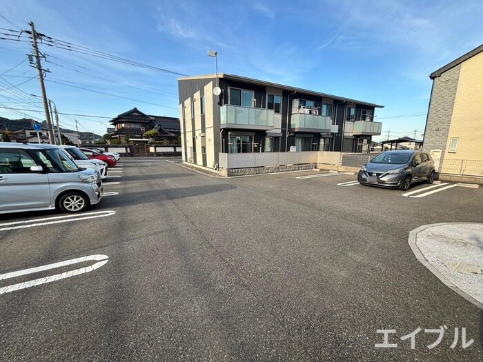 物件外観写真3　(駐車場)