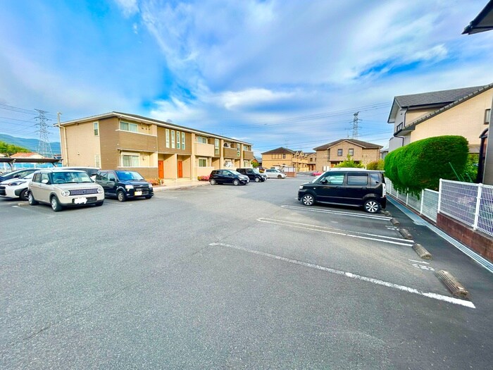 物件外観写真2　(駐車場)