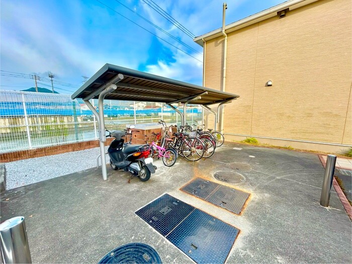 物件外観写真4　(駐輪場)