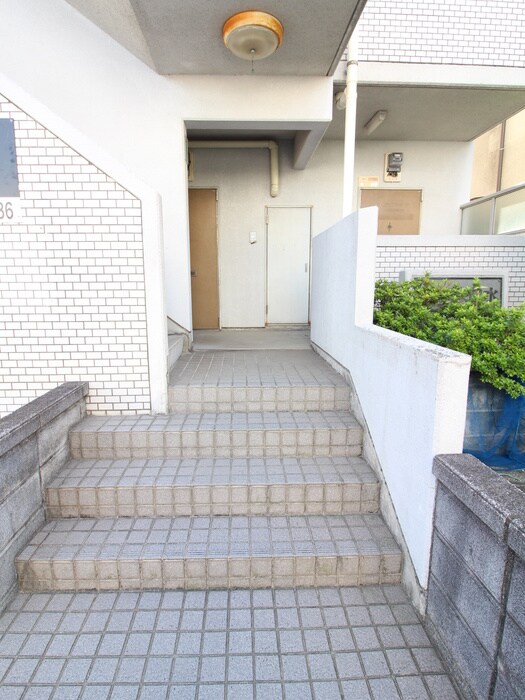 物件外観写真2　(エントランス部分)