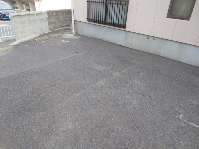 物件外観写真2　(駐車場)