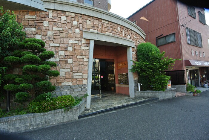 物件外観写真2　(エントランス部分)