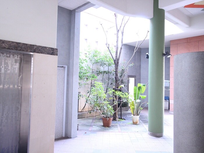 物件外観写真6　(エントランス部分)