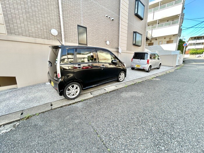 物件外観写真3　(駐車場)