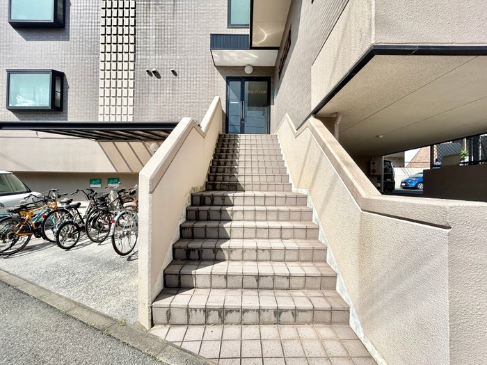 物件外観写真5　(エントランス部分)