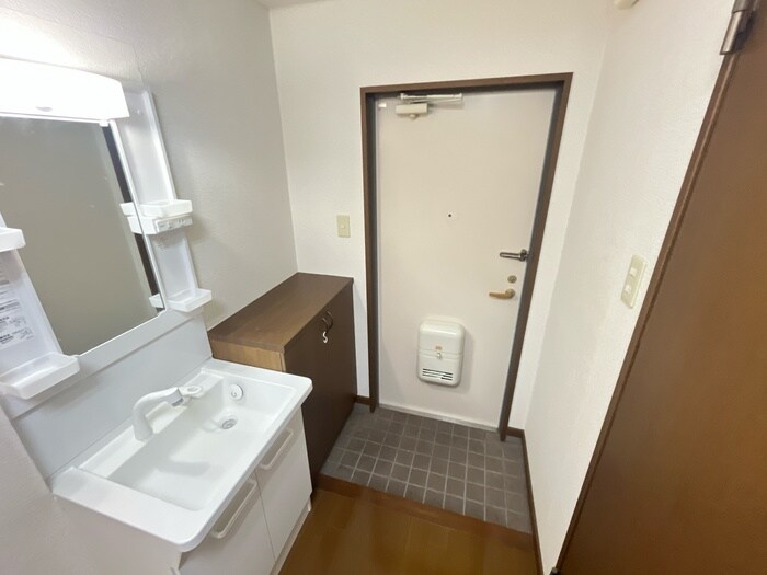 物件内観写真10　(玄関)