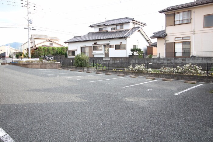 物件外観写真3　(駐車場)