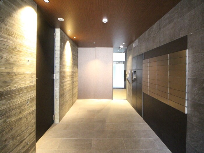 物件外観写真2　(エントランス部分)