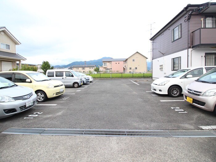 物件外観写真2　(駐車場)