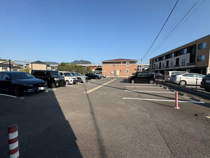物件外観写真3　(駐車場)