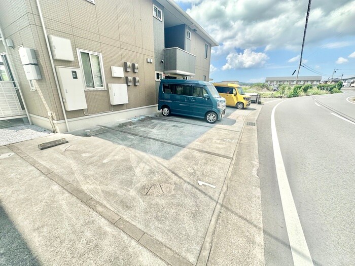 物件外観写真2　(駐車場)