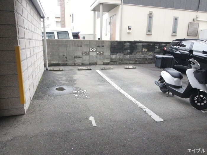 物件外観写真4　(駐車場)