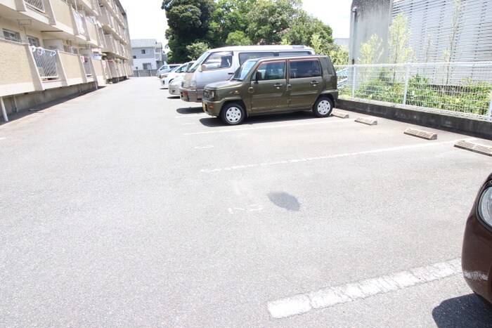 物件外観写真3　(駐車場)